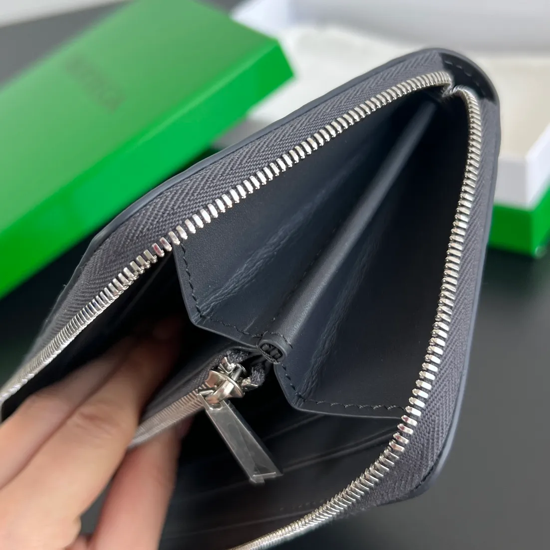 #Bv New Fine Woven Wallet 814680 The beloved small braid is back🎈Made of cowhide braid, soft, comfortable and textured. The detailed internal partition design and high-quality lining material ensure the durability and orderliness of the wallet. It can store cash/cards and other small items. It is very practical. It is enough to take it with you when you go out. This wallet is definitely your best choice. Size: 19x10x2 P1000